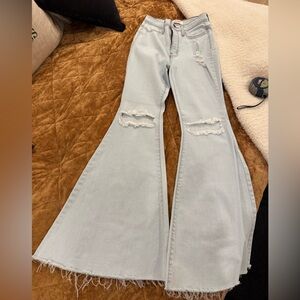 Boutique light wash stretchy bell bottom jeans. Size 7, very stretchy